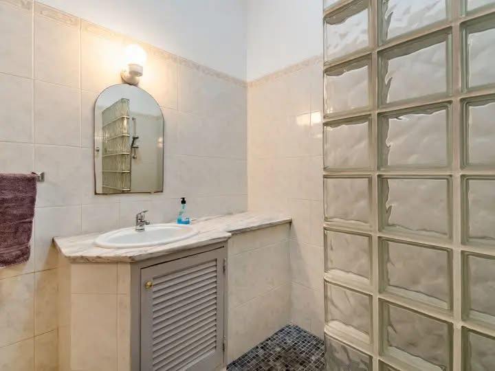 MAISON DE PLAIN PIED 250 M de la plage, 100 M des commerces, 2 CHAMBRES PATIO ET TOIT TERRASSE SOLARIUM